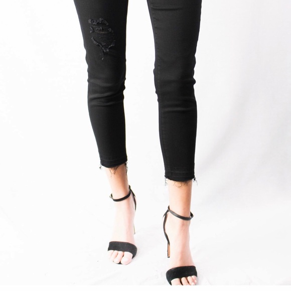⤵️ 2 left!! Black Distressed Cropped Jeans - Picture 5 of 8